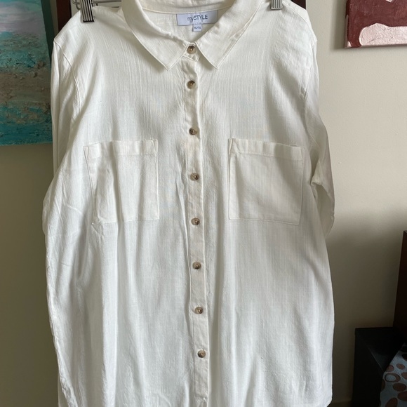 White blouse. Feels and looks like linen. - Picture 9 of 9